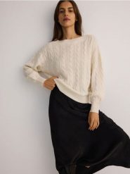 Sweter z kimonowym rękawem - kremowy. Białe swetry klasyczne damskie Reserved, l, z dzianiny, bez kołnierzyka. W wyprzedaży za 49.99 zł.