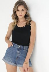 Czarny Top z Wiskozy z Pofalowanymi Krawędziami Zoenite. Czarne topy damskie Born2be, s, bez wzorów, prążkowane, bez kołnierzyka. Za 69.99 zł.
