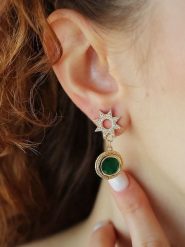 Pierres delicates Pozłacane kolczyki-wkrętki z cyrkoniami rozmiar: onesize. Zielone kolczyki damskie Pierres delicates, z cyrkonią, pozłacane. Za 43.99 zł.