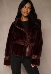 Bordowa Kurtka Futerko z Paskiem z Imitacji Skóry Zdobiona Klamerkami Jynlisa. Czerwone kurtki damskie Renee, l, z aplikacjami, z futra, bez kaptura. Za 259.99 zł.