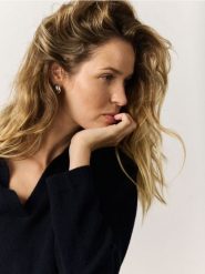 Sweter z wełny merino - granatowy. Niebieskie swetry klasyczne damskie Reserved, l, z wełny, bez kołnierzyka. Za 239.99 zł.