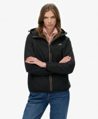 Superdry Kurtka wiatrówka Essential Tri z recyklingowanego poliestru. Czarne kurtki damskie Superdry., bez wzorów, z materiału, bez kaptura. Za 430.25 zł.
