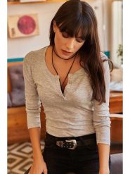 Olalook Koszulka w kolorze jasnoszarym rozmiar: L. Szare bluzki damskie Olalook, l, bez wzorów, bez kołnierzyka. Za 43.57 zł.