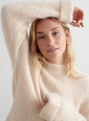 Damski sweter z mieszanki alpaki, przewiewny, luźny Alpaca Knit Sweater beżowy. Białe swetry klasyczne damskie Aim'n, l, z elastanu, bez kołnierzyka. Za 330.00 zł.