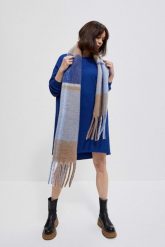 Szal w kratkę z frędzlami niebieski. Niebieskie szaliki i kominy damskie MOODO, bez wzorów, z poliesteru. W wyprzedaży za 55.99 zł.