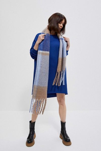 Szal w kratkę z frędzlami niebieski. Niebieskie szaliki i kominy damskie MOODO, bez wzorów, z poliesteru. W wyprzedaży za 19.99 zł.