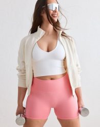 Damskie szorty wysoki stan, squat proof, invisible scrunch Shape Seamless różowe. Brązowe szorty damskie Aim'n, bez wzorów, z dzianiny, z podwyższonym stanem. Za 212.00 zł.