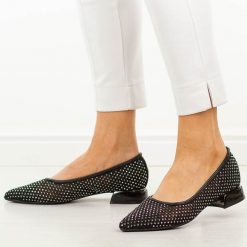 Czarne czółenka damskie na obacasie Vinceza 62294. Czarne czółenka damskie VINCEZA, bez wzorów, bez obcasa, na obcasie. Za 199.00 zł.