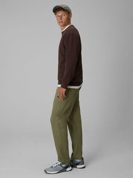 4F Spodnie casual męskie - khaki L. Brązowe spodnie materiałowe męskie 4f, bez wzorów, z bawełny, casualowe, z standardowym stanem. Za 189.99 zł.