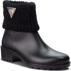 Kalosze GUESS - FLVNT3 RUB09 BLACK. Czarne kalosze damskie Guess, z aplikacjami, z materiału. W wyprzedaży za 229.00 zł.