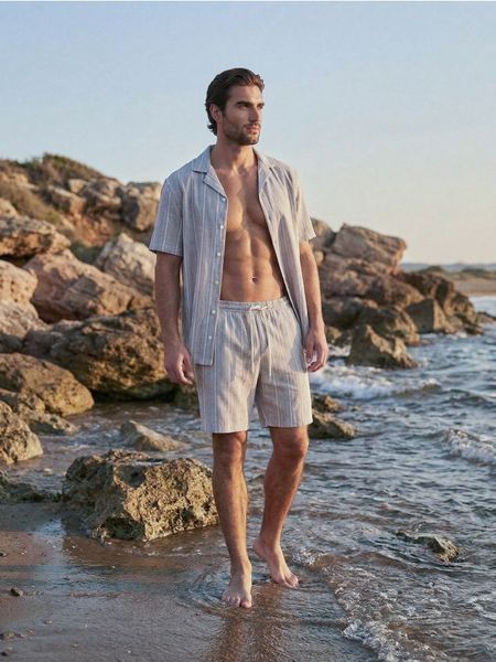 Bawełniane szorty w paski - zielony. Zielone szorty męskie Sinsay, bez wzorów, z bawełny. Za 49.99 zł.