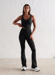 Damskie legginsy rozszerzane, wysoki stan, squat proof dla niskich Sense czarne. Czarne legginsy damskie Aim'n, xs, bez wzorów, z elastanu. Za 339.00 zł.