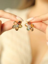 Pierres delicates Pozłacane kolczyki-wkrętki z cyrkoniami i kryształami rozmiar: onesize. Żółte kolczyki damskie Pierres delicates, z cyrkonią, pozłacane. Za 100.28 zł.