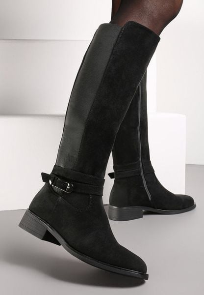 Czarne Kozaki Muszkieterki z Elastyczną Wstawką i Klamerką Wambra. Czarne kozaki damskie Renee, bez obcasa, na płaskiej podeszwie. Za 109.99 zł.