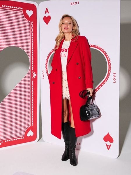 Długi płaszcz z ozdobnymi guzikami - czerwony. Czerwone płaszcze damskie Sinsay, l, bez wzorów. W wyprzedaży za 89.99 zł.