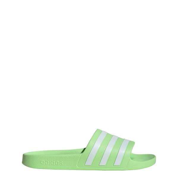 Klapki adilette Aqua. Białe klapki damskie Adidas, bez wzorów, bez obcasa. Za 109.00 zł.