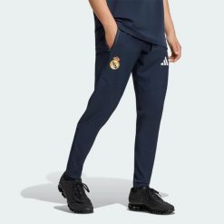 Spodnie Real Madrid Tiro Travel. Niebieskie spodnie sportowe męskie Adidas, z dresówki. Za 329.00 zł.