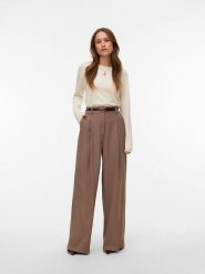 Vero Moda Sweter w kolorze kremowym rozmiar: L. Brązowe swetry klasyczne damskie Vero Moda, l, z wiskozy, bez kołnierzyka. Za 82.99 zł.