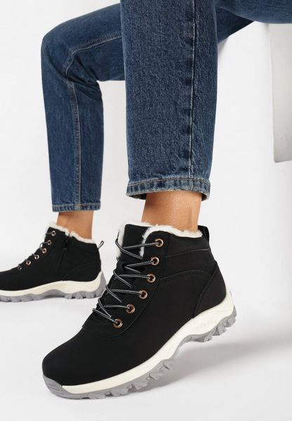 Czarne Ocieplane Traperki na Grubej Podeszwie Agolek. Czarne trapery damskie Born2be, bez obcasa. Za 79.99 zł.