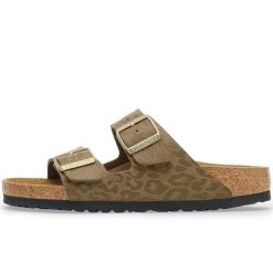 Klapki Birkenstock Arizona Synthetics Damskie. Brązowe klapki damskie Birkenstock, bez wzorów, z materiału, bez obcasa. Za 425.35 zł.