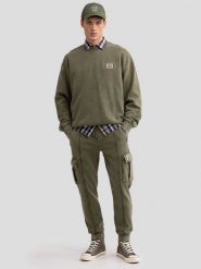 Spodnie męskie dresowe cargo z efektem sprania khaki Caronp 303. Zielone spodnie dresowe męskie Big Star, z aplikacjami, z dresówki. W wyprzedaży za 139.99 zł.