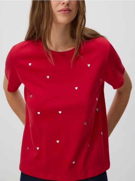 T-shirt z aplikacjami - czerwony. Czerwone t-shirty damskie Reserved, l, z aplikacjami, z bawełny, bez kołnierzyka. W wyprzedaży za 35.99 zł.