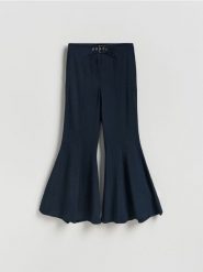 Spodnie flare z wiskozą - granatowy. Niebieskie spodnie materiałowe damskie Reserved, bez wzorów, z tkaniny. Za 139.99 zł.