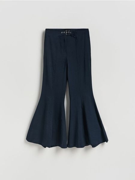 Spodnie flare z wiskozą - granatowy. Niebieskie spodnie materiałowe damskie Reserved, bez wzorów, z tkaniny. Za 139.99 zł.