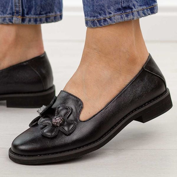 Czarne półbuty damskie Jezzi 25128-3. Czarne półbuty damskie Jezzi, bez wzorów, z jeansu, casualowe, z okrągłym noskiem, bez obcasa, na płaskiej podeszwie. Za 199.00 zł.