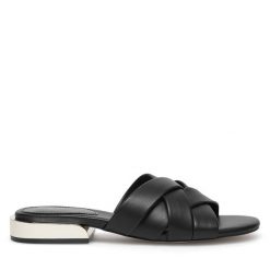 Klapki Nine West. Czarne klapki damskie Nine West, bez wzorów, bez obcasa. Za 179.99 zł.