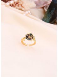 L'Atelier de Gaia Pozłacany pierścionek z masą perłową rozmiar: onesize. Białe pierścionki damskie L'Atelier de Gaia, z perłą, pozłacane. Za 56.99 zł.