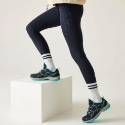 Legginsy trekkingowe damskie Monira. Czerwone legginsy damskie Regatta, bez wzorów, z materiału. W wyprzedaży za 119.99 zł.