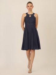 APART Sukienka w kolorze granatowym rozmiar: 40. Niebieskie sukienki damskie Apart, bez wzorów, z koronki, bez kołnierzyka, bez ramiączek, midi. Za 252.99 zł.