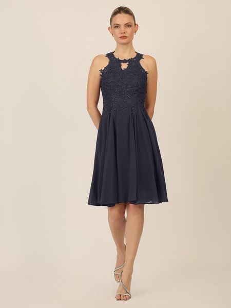 APART Sukienka w kolorze granatowym rozmiar: 40. Niebieskie sukienki damskie Apart, bez wzorów, z koronki, bez kołnierzyka, bez ramiączek, midi. Za 252.99 zł.