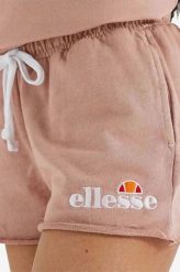SPODENKI DAMSKIE SZORTY ELLESSE KRÓTKIE KOLOR RÓŻOWY. Czerwone spodenki sportowe damskie Ellesse, bez wzorów, z bawełny, eleganckie. Za 132.23 zł.