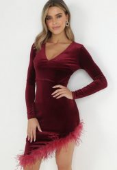 Bordowa Sukienka Asymetryczna z Piórami Fizie. Czerwone sukienki damskie Born2be, m, z aplikacjami, z asymetrycznym kołnierzem, bez ramiączek, mini, asymetryczne. W wyprzedaży za 151.99 zł.