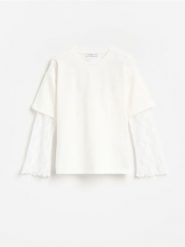 T-shirt z koronkowymi rękawami - złamana biel. Koszulki dziewczęce Reserved, bez wzorów, z bawełny, bez ramiączek. Za 49.99 zł.