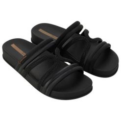Klapki Ipanema Walk Slide 827262 BG087 czarne. Czarne klapki damskie bez wzorów, z materiału, bez obcasa. Za 186.15 zł.