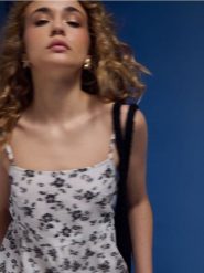 Bawełniana sukienka midi na ramiączkach w kwiatki - wielobarwny. Sukienki damskie Sinsay, l, bez wzorów, z bawełny, bez kołnierzyka, bez ramiączek, midi. Za 59.99 zł.