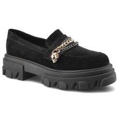 Półbuty damskie Carinii, Wykonane z miękkiego materiału zamszowego z gładką cholewką klasycznym wycięciem ozdobnym łańcuszkiem z metalowym detalem or. Czarne półbuty damskie Carinii, bez wzorów, ze skóry, biznesowe, bez obcasa, na obcasie. Za 339.99 zł.