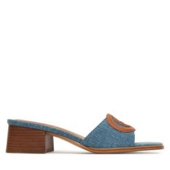 Klapki Guess. Niebieskie klapki damskie Guess, z aplikacjami, bez obcasa. Za 499.99 zł.