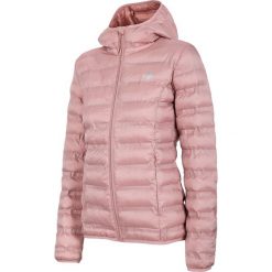 Kurtka puchowa damska KUD002 - jasny róż melanż. Czerwone kurtki damskie 4f, bez wzorów, z puchu, z kapturem. W wyprzedaży za 149.99 zł.