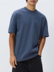 T-shirt oversize z postrzępionymi brzegami - jasnoniebieski. Niebieskie t-shirty męskie Reserved, l, bez wzorów, z bawełny, bez kołnierzyka. W wyprzedaży za 65.99 zł.