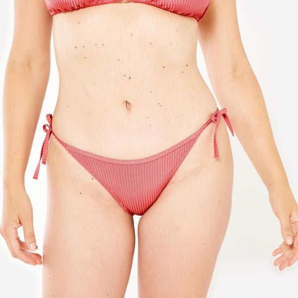 Dół kostiumu kąpielowego surfingowego damski Olaian Sofy. Czerwone bikini damskie OLAIAN, bez wzorów. W wyprzedaży za 29.99 zł.