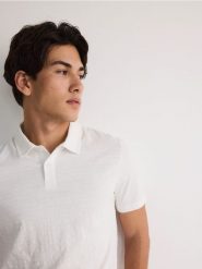 Koszulka polo regular fit - złamana biel. Koszulki polo męskie Reserved, l, bez wzorów, z bawełny, bez ramiączek. W wyprzedaży za 69.99 zł.