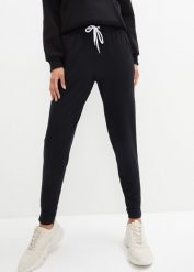 Lekkie spodnie sportowe z wiskozy. Czarne spodnie dresowe damskie bonprix, z wiskozy, na fitness i siłownię. Za 82.99 zł.