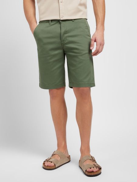 LEE MĘSKIE SZORTY MATERIAŁOWE LEE REGULAR CHINO SHORT OLIVE GROVE 112351272. Zielone szorty męskie Lee, bez wzorów, z materiału. Za 159.99 zł.