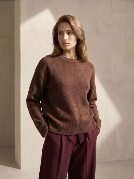 Luźny sweter z okrągłym dekoltem - brązowy. Brązowe swetry klasyczne damskie Sinsay, l, bez kołnierzyka. Za 49.99 zł.