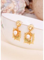 L'Atelier de Gaia Pozłacane kolczyki z perłami rozmiar: onesize. Białe kolczyki damskie L'Atelier de Gaia, z perłą, pozłacane. Za 43.99 zł.