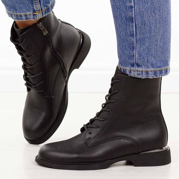 Czarne skórzane botki damskie Filippo Dbt6520/25. Czarne botki damskie Filippo, na jesień, z jeansu, eleganckie, z okrągłym noskiem, bez obcasa, na płaskiej podeszwie, bez zapięcia. W wyprzedaży za 260.10 zł.